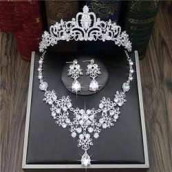 A three-piece crown headwear set for a bride's wedding, a super ethereal Korean-style wedding dress, a grand headwear, and a crown for a girl's 18th birthday